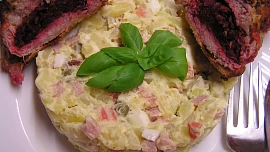 Řízek plněný červenou řepou