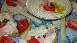 Pomazánka z řapíkatého celeru,  Nivy a zauzené šunky