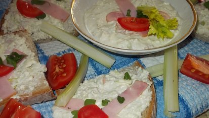 Pomazánka z řapíkatého celeru,  Nivy a zauzené šunky