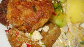 Sekaný řízek s tvarůžky, červenou paprikou a pivní omáčkou