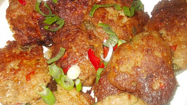 Sekaný řízek s tvarůžky, červenou paprikou a pivní omáčkou