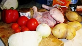 Staročeské  kuře pečené v zelenině i s přílohou, ingredience...