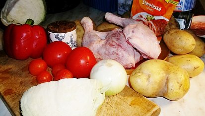 Staročeské  kuře pečené v zelenině i s přílohou, ingredience...