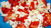 Staročeské  kuře pečené v zelenině i s přílohou, namíchaná zelenina...