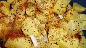 Staročeské  kuře pečené v zelenině i s přílohou, připravené brambory...