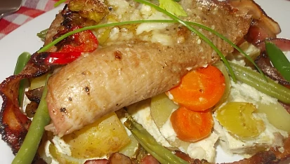 Sumec, zapečený s fazolkami a bramborami
