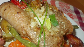 Sumec, zapečený s fazolkami a bramborami