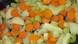 Sumec, zapečený s fazolkami a bramborami