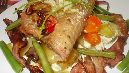 Sumec, zapečený s fazolkami a bramborami