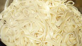 Tagliatelle con funghi (Nudle s houbami)