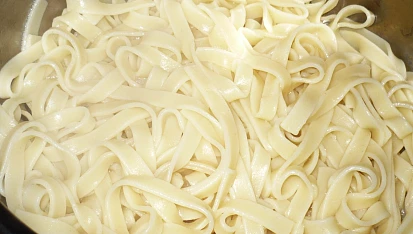 Tagliatelle con funghi (Nudle s houbami)