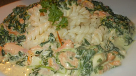 Těstoviny se špenátem, uzeným lososem, slaninou a rajčátky