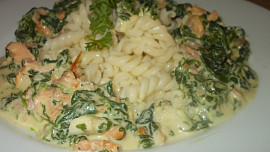 Těstoviny se špenátem, uzeným lososem, slaninou a rajčátky