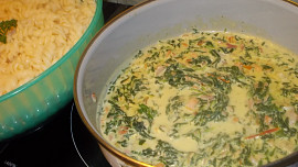 Těstoviny se špenátem, uzeným lososem, slaninou a rajčátky