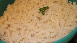 Těstoviny se špenátem, uzeným lososem, slaninou a rajčátky