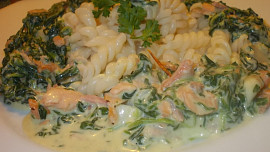 Těstoviny se špenátem, uzeným lososem, slaninou a rajčátky