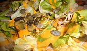 Tilapie na zelenině s balkánským sýrem (Zeleninový salát s francouzským dresinkem a tykvovými semínky.)