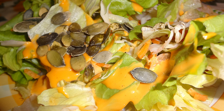 Zeleninový salát s francouzským dresinkem a tykvovými semínky.