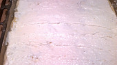 Tvarohový koláč sněhem zdobený (Rákocziho řezy), poloupečené těsto potřeme ušlehaným tvarohem