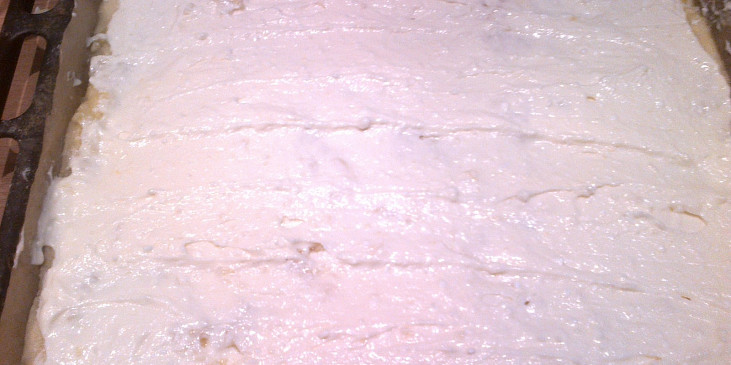 Tvarohový koláč sněhem zdobený (Rákocziho řezy) (poloupečené těsto potřeme ušlehaným tvarohem)