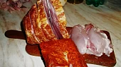 Uzená rolka plněná kuřecím masem na celeru v PH, do uzeného masa uděláme zářezy...
