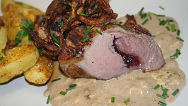 Vepřová panenka s brusinkovým středem a sýrovou omáčkou