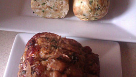 Vepřové karé s česnekem na vinné omáčce, sekaným špenátem a karlovarským knedlíkem