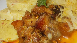 Vepřové kostky - á la moravský vrabec, se zelím a  knedlíkem z řapíku a slaniny