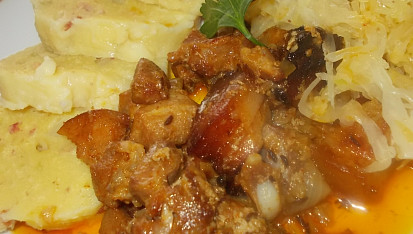 Vepřové kostky - á la moravský vrabec, se zelím a  knedlíkem z řapíku a slaniny