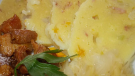 Vepřové kostky - á la moravský vrabec, se zelím a  knedlíkem z řapíku a slaniny