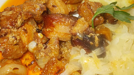 Vepřové kostky - á la moravský vrabec, se zelím a  knedlíkem z řapíku a slaniny