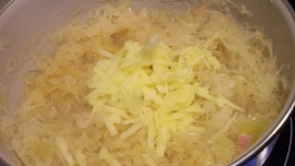 Vepřové kostky - á la moravský vrabec, se zelím a  knedlíkem z řapíku a slaniny