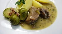 Vepřové kostky v okurkové omáčce s kapustičkami