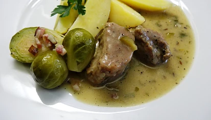 Vepřové kostky v okurkové omáčce s kapustičkami