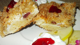 Vláčný koláč s tvarohem, brusinkami a jablky