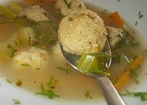 Zdravá zeleninová polévka s knedlíčkama z droždí, zázvoru a zeleniny