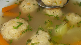 Zdravá zeleninová polévka s knedlíčkama z droždí, zázvoru a zeleniny