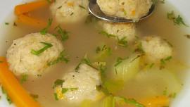 Zdravá zeleninová polévka s knedlíčkama z droždí, zázvoru a zeleniny