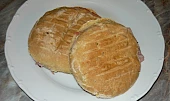 Balkánská domácí bageta, Z těsta udělané houstičky a zapečené v grilu se šunkou a sýrem