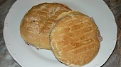 Balkánská domácí bageta, Z těsta udělané houstičky a zapečené v grilu se šunkou a sýrem