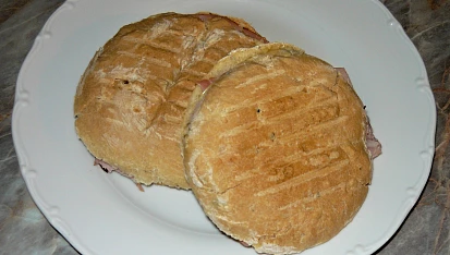 Balkánská domácí bageta, Z těsta udělané houstičky a zapečené v grilu se šunkou a sýrem