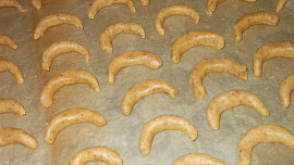 Bezlepkové rohlíčky s oříšky