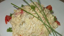 Bramborový salát se sušenými rajčaty, olivami a kapary