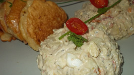 Bramborový salát se sušenými rajčaty, olivami a kapary