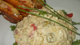 Bramborový salát se sušenými rajčaty, olivami a kapary