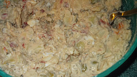 Bramborový salát se sušenými rajčaty, olivami a kapary