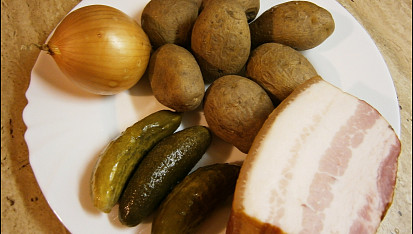 Bramborový salát  "vlhký", část použitých surovin
