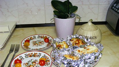 Brambory pečené v alobalu, hotovo a může se papat.