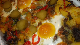 Brambory, zapečené s jitrničkou, červenou paprikou a sýrem