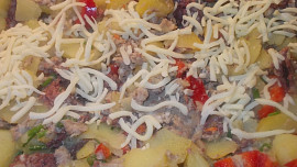 Brambory, zapečené s jitrničkou, červenou paprikou a sýrem